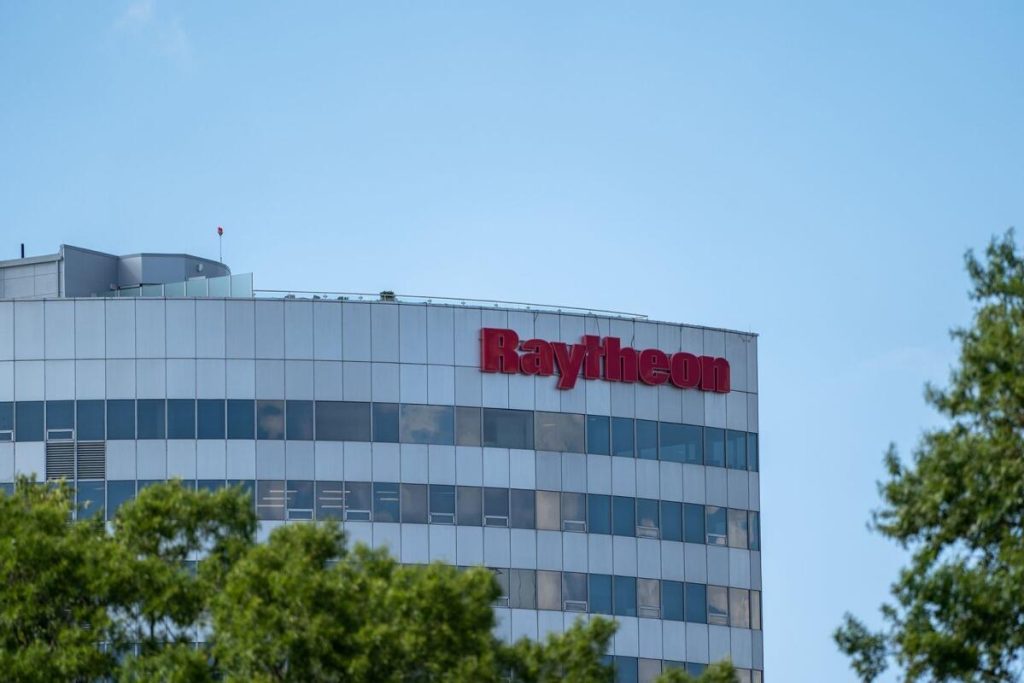 Raytheon wägt Verkauf des deutschen Kompassherstellers ab