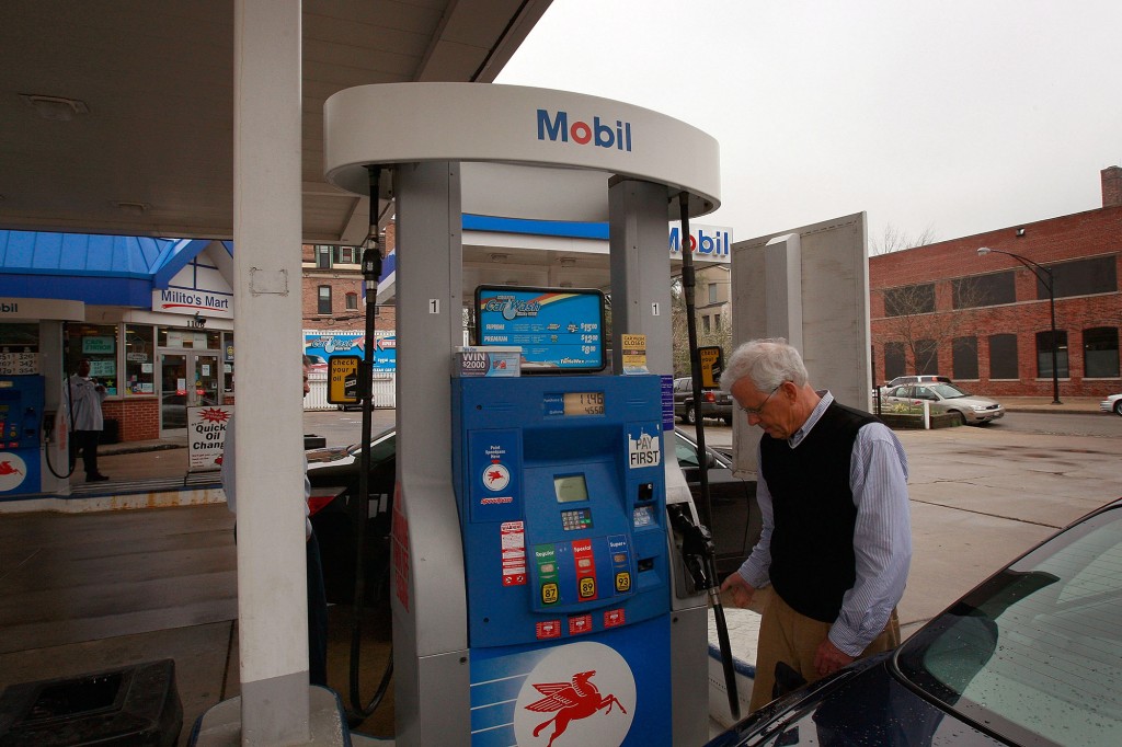 Mann betankt sein Auto an einer Mobil-Station