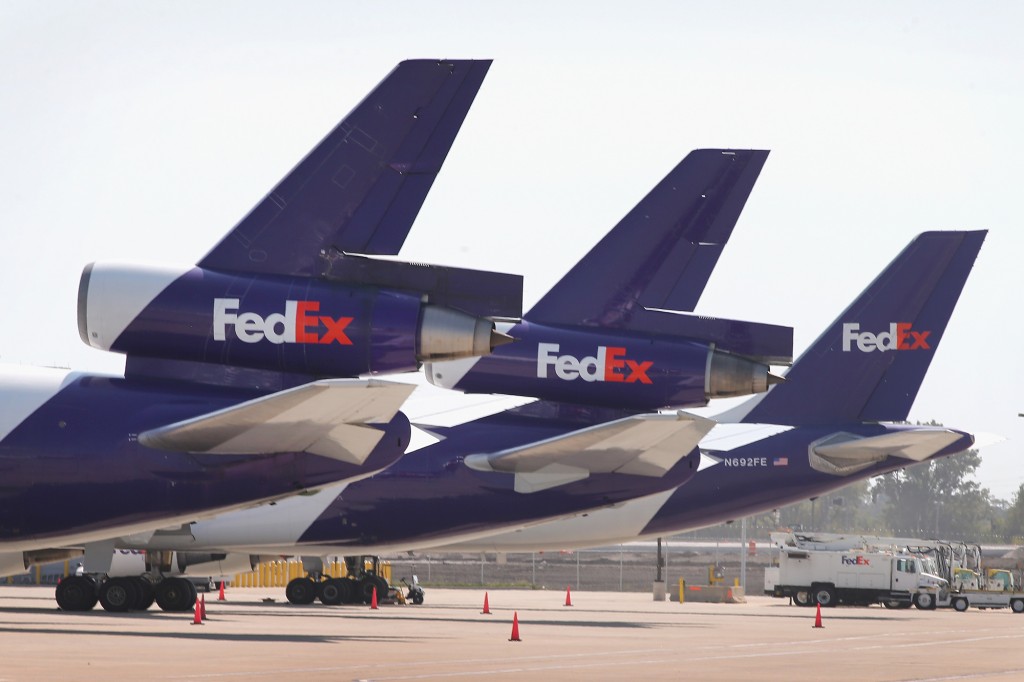 FedEx-Jets sitzen auf einem Rollfeld