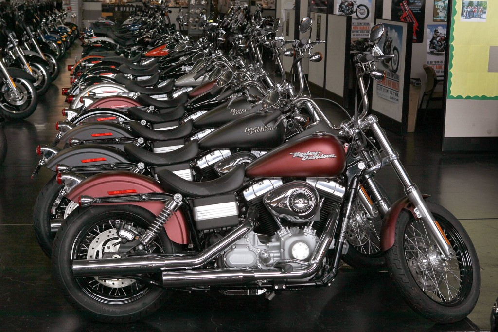 Harley-Davidson-Motorräder parkten in einer langen Reihe nebeneinander 