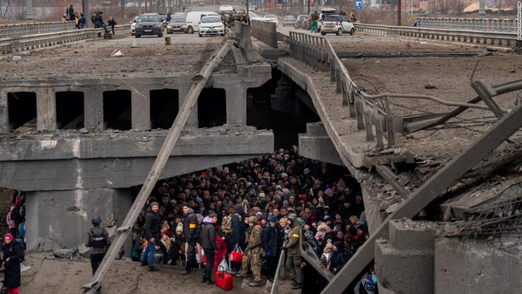 Die Evakuierung von Mariupol ist ins Stocken geraten, da ukrainische Beamte Russland beschuldigen, den Waffenstillstand gebrochen zu haben