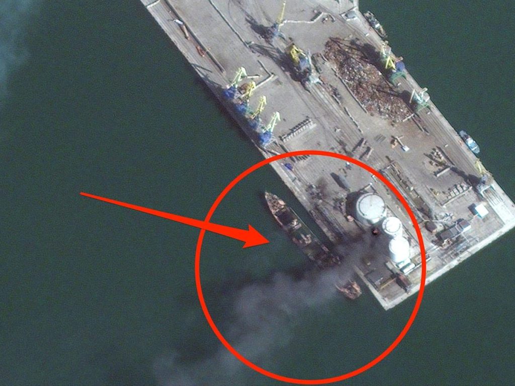 Satellitenfotos zeigen russische Landungsboote, die von ukrainischen Streitkräften zerstört wurden, als sie versuchten, Militärgüter nach Mariupol zu bringen