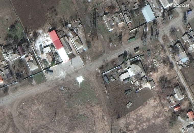 Russische Militärfahrzeuge sind direkt neben Häusern nordöstlich von Mariupol geparkt. 