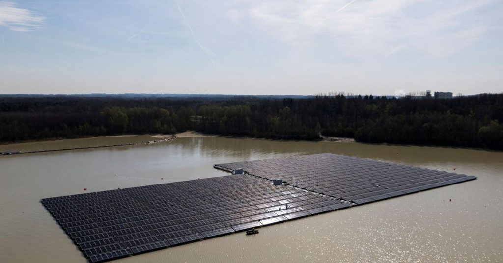 Deutsches Unternehmen baut schwimmendes Solarkraftwerk auf Baggersee