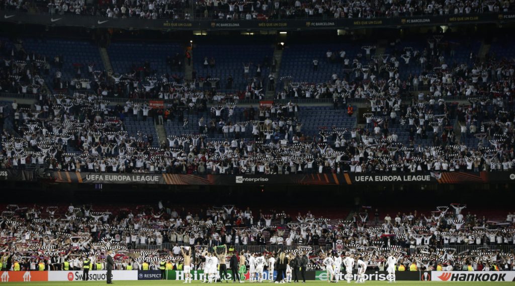Europa League: Frankfurter Fans fluten Camp Nou, Barcelona protestiert