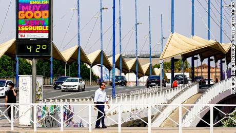 Ein Stadtthermometer an der Brücke Puente del Cachorro zeigt in Sevilla 42 Grad an.