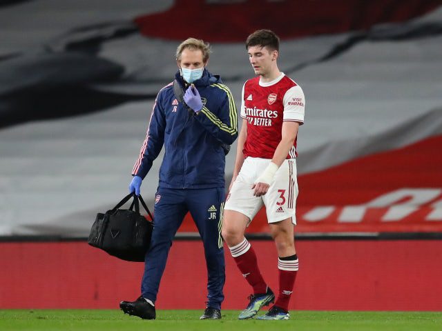 Kieran Tierney hinkt verletzt während des Premier-League-Spiels von Arsenal gegen Liverpool am 3. April 2021