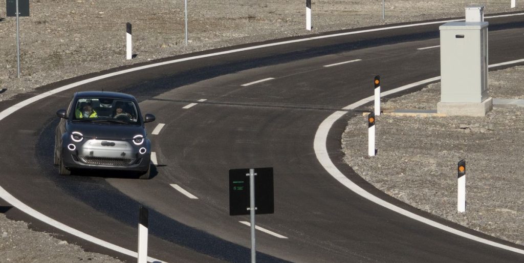 Diese elektrifizierte Straße lädt Ihr Elektrofahrzeug während der Fahrt auf