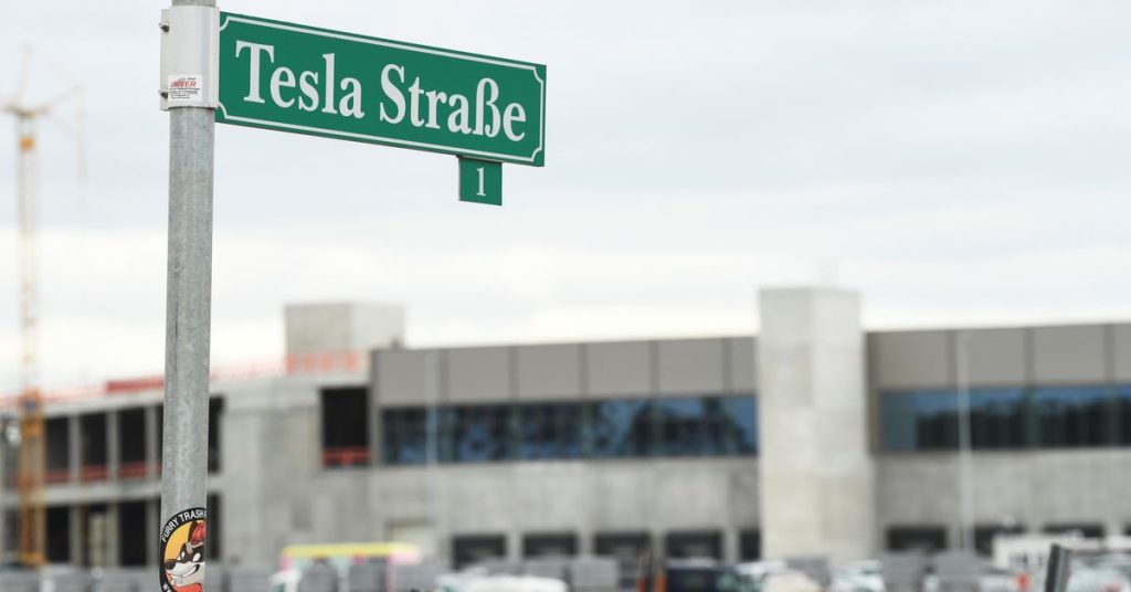 Tesla stellt monatlich 500-600 Mitarbeiter in deutschen Fabriken ein - regionaler Wirtschaftsminister