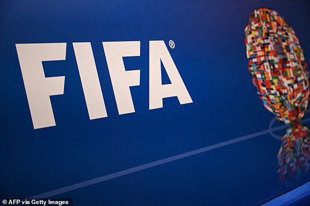 Der Streit um die Inklusion von Transgender spaltet den Sport auf der ganzen Welt, wobei die FIFA unter anderem ihre Politik gegenüber Transgender-Spielern überprüft
