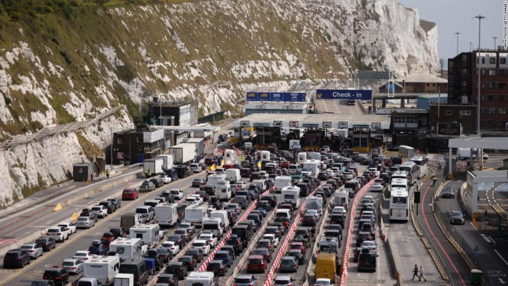 Brexit wird für Verzögerungen verantwortlich gemacht, da britische Trucker und Reisende in Dover mit Staus konfrontiert sind