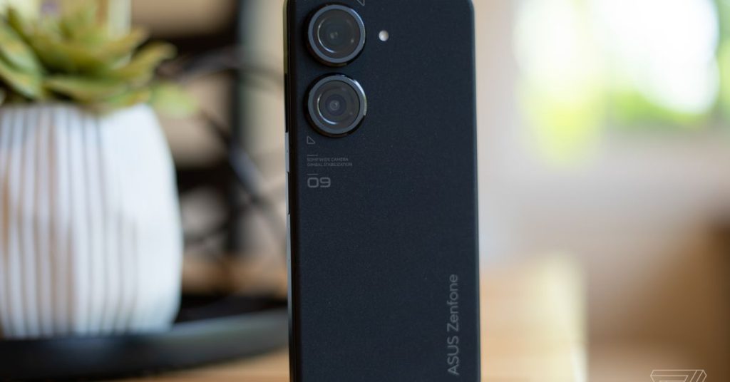 Das Asus Zenfone 9 ist ein kompaktes Telefon mit einer Kamera im Gimbal-Stil