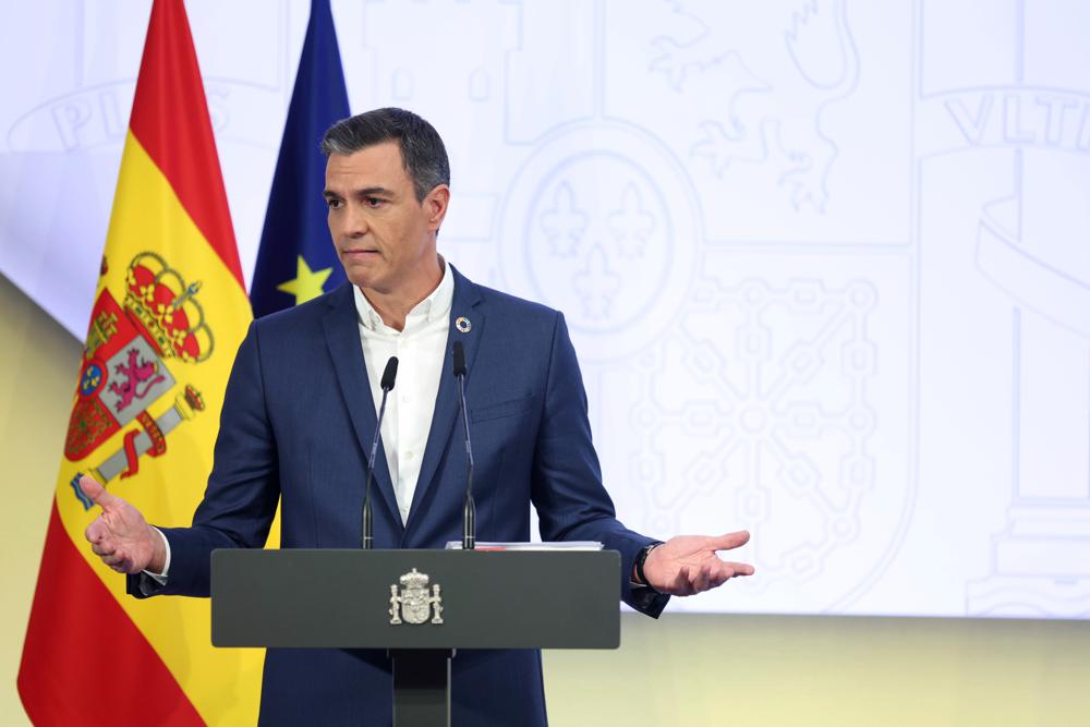 Spaniens Ministerpräsident Sánchez schlägt vor, die Krawatte fallen zu lassen, um Energie zu sparen
