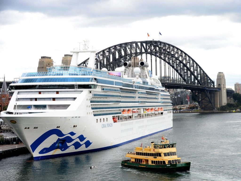 Ein verfluchtes Kreuzfahrtschiff, auf dem 120 Passagiere positiv auf COVID-19 getestet wurden, sieht sich nun 20-Fuß-Wellen und brutalem Wind ausgesetzt und läuft vor Australien auf Grund