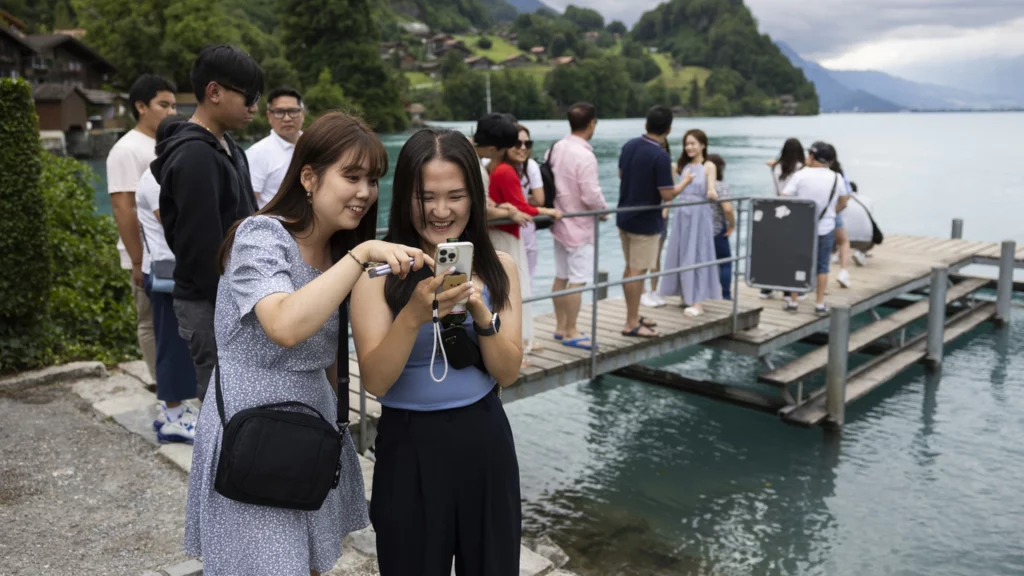 Fans der Netflix-Serie stören ein friedliches Schweizer Dorf