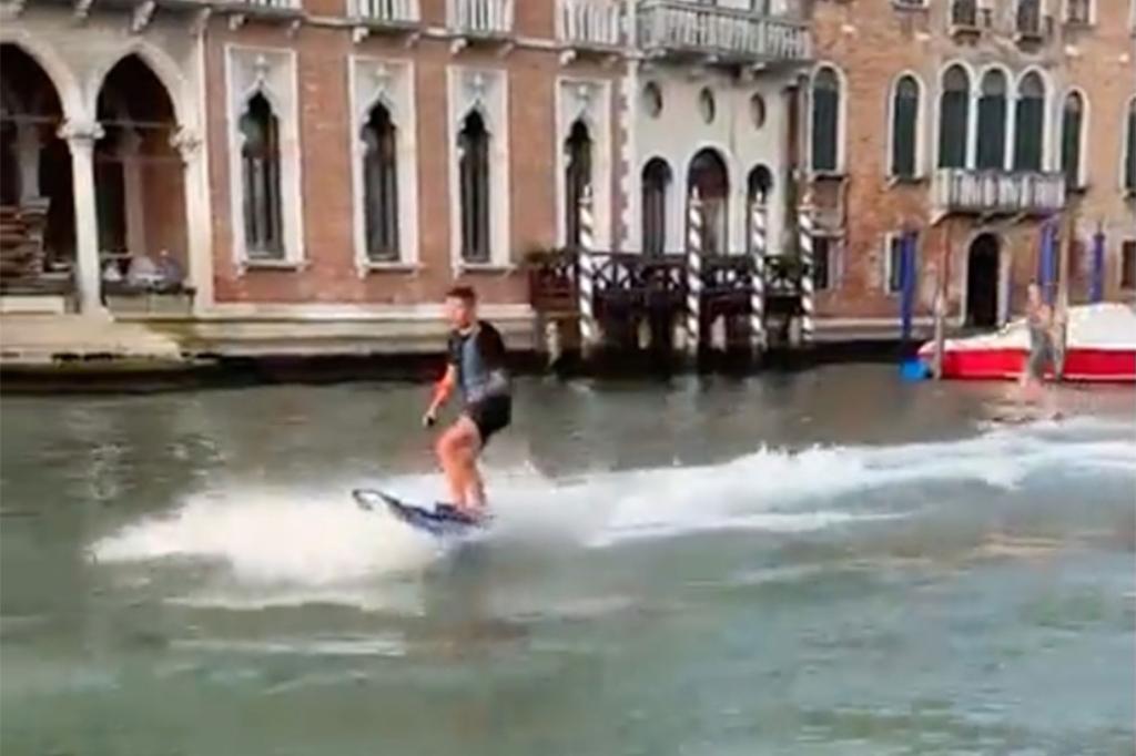 Der Bürgermeister von Venedig in Italien kritisiert Touristen, die wegen Surfens auf dem Canal Grande festgenommen wurden