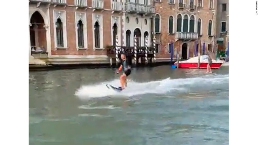Venedig bestraft Touristen für das Surfen auf dem Canal Grande