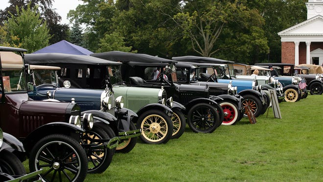 Oldtimer werden beim Old Car Festival in Greenfield Village in Dearborn ausgestellt.