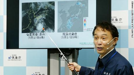 Ein Direktor der Forecast Division der Japan Meteorological Agency während einer Pressekonferenz zum Taifun Nanmadol in Tokio am 17. September 2022.