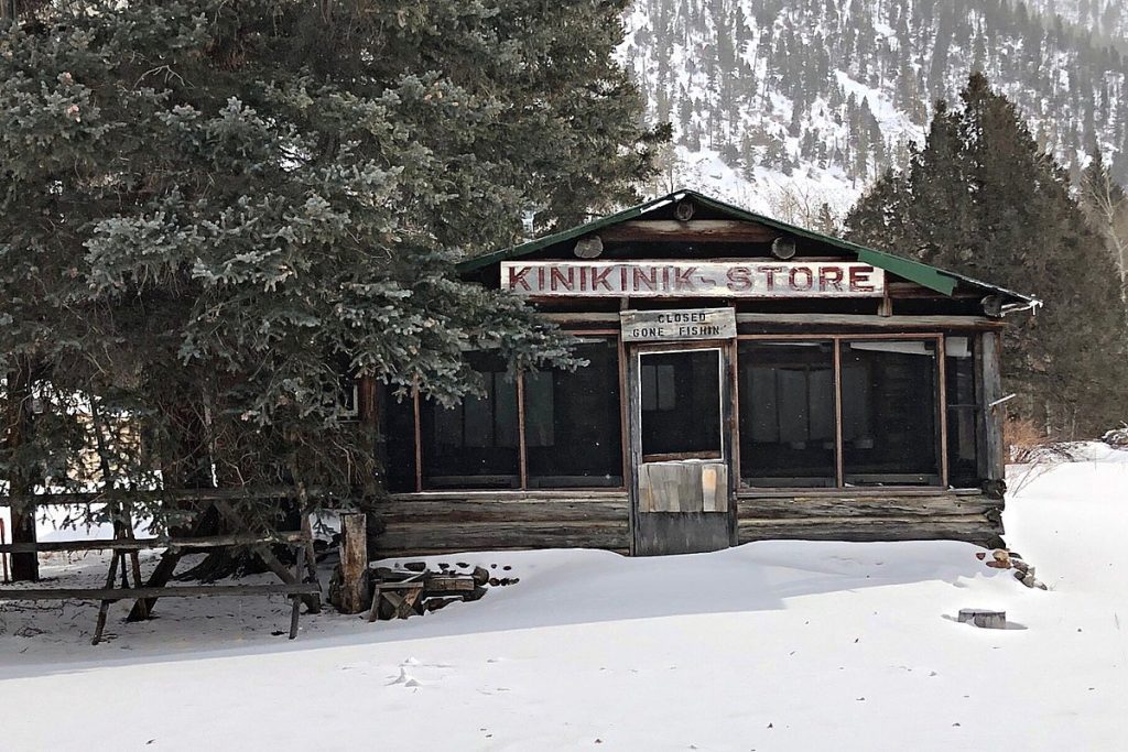 Was ist die Geschichte hinter dem Kinikinik-Laden im Poudre Canyon?