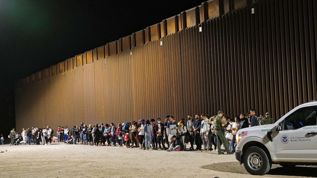 Border crisis: Hundreds of illegal migrants cross at night
