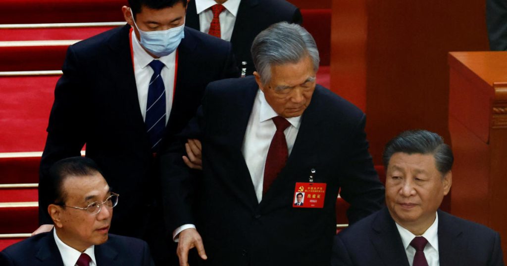 Der frühere chinesische Präsident Hu Jintao verließ unerwartet den Kongress der Kommunistischen Partei, während Führer Xi Jinping zusieht