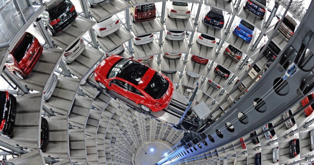SEE: Wissenschaftler kleben sich auf den Boden eines Volkswagen Showrooms