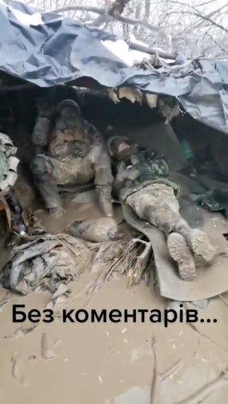 Ukrainische Soldaten stationiert in schlammigen Schützengräben.