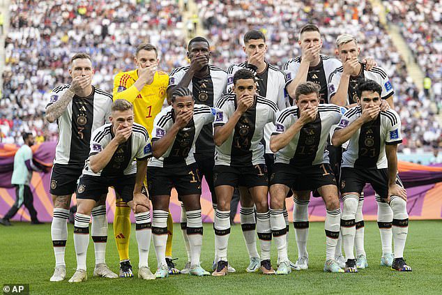 Deutsche Spieler halten sich vor der 1:2-Niederlage gegen Japan aus Protest den Mund zu