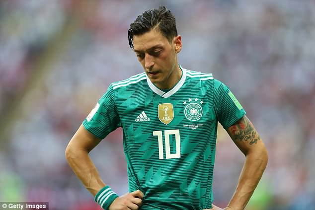 Özil sprach sich gegen Rassismus im DFB aus, als er sich 2018 aus dem internationalen Fußball zurückzog