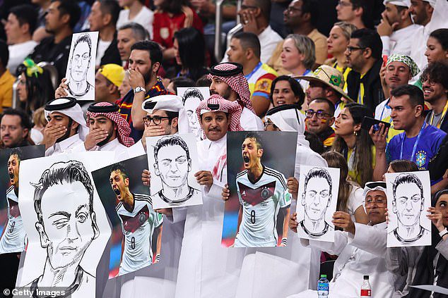 Fans hielten am Sonntag während des WM-Duells zwischen Deutschland und Spanien Bilder von Mesut Özil hoch