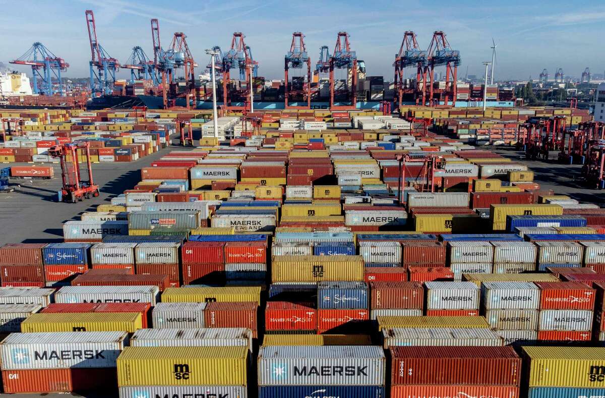 DATEI - Container werden am 26.10.2022 im Hamburger Hafen gestapelt.