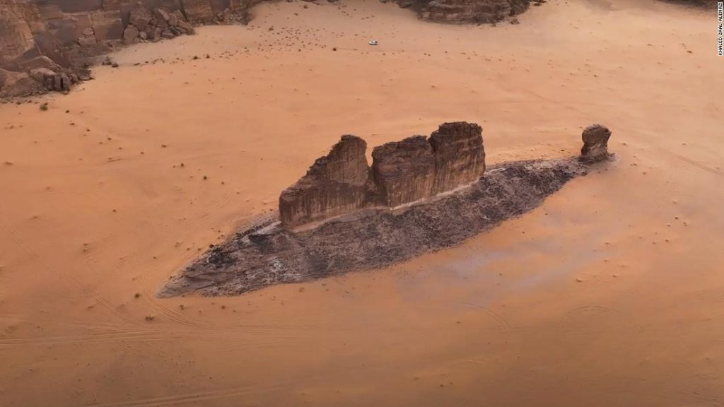 Ein riesiger fischförmiger Felsen taucht aus der Wüste auf